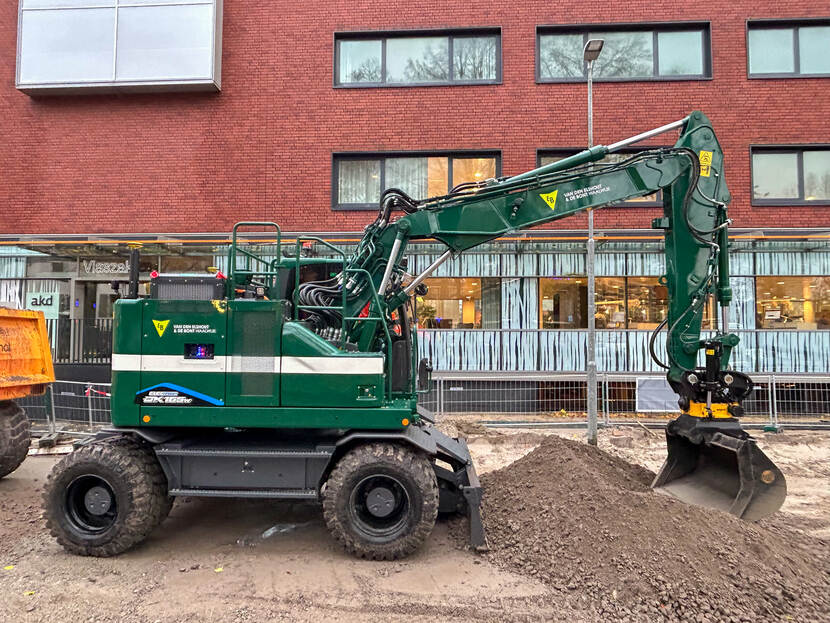 Elektrische mobiele kraan bij de herinrichting en vergroening van de Vlaszak te Breda